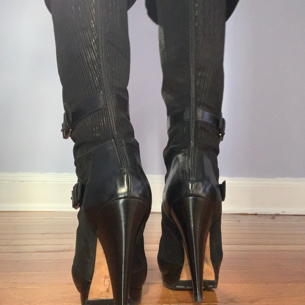 Black Oscar De La Renta Heeled Boots. Very comfortable barely worn. Size 38.5 - Picture 7 of 12